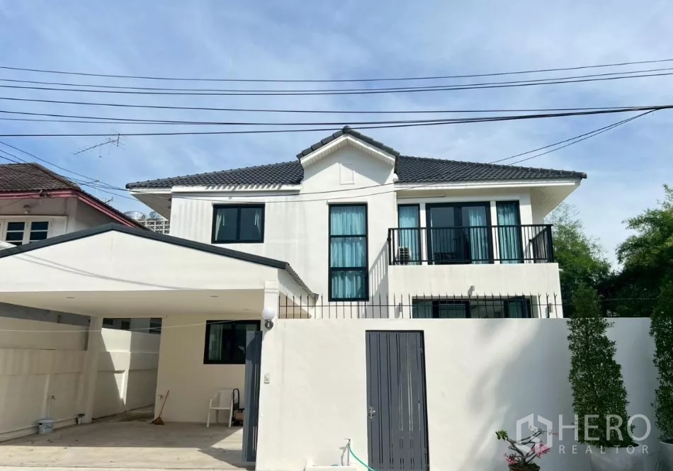 独立式住宅 出租在Suan Luang, Bangkok - 苏安鲁昂现代两层独栋别墅，带院内车棚与阳台。