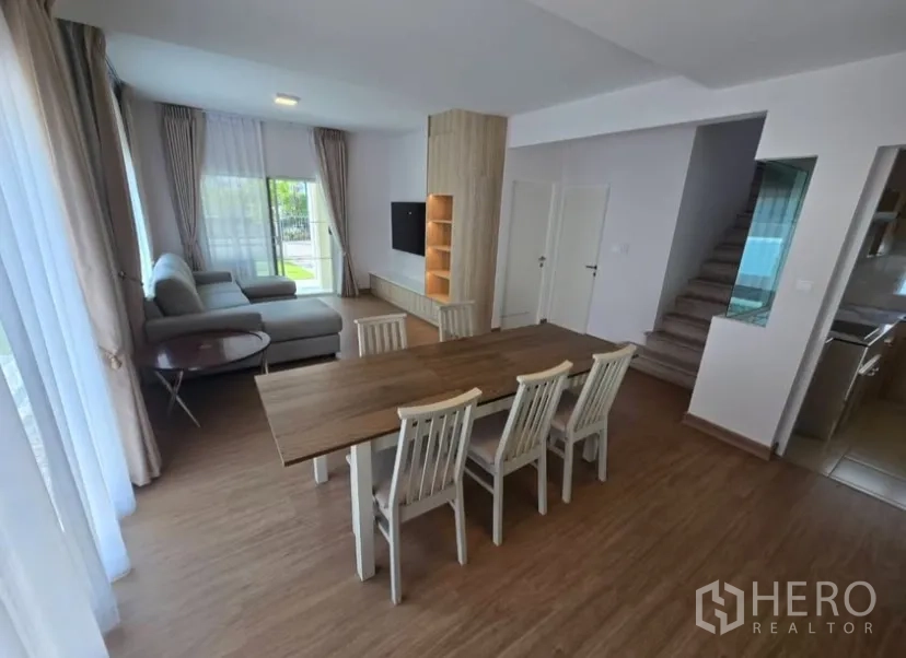 独立式住宅 for rent in Bang Phli, Samut Prakan - 开放式餐客一体区，木纹地板并连通楼梯。