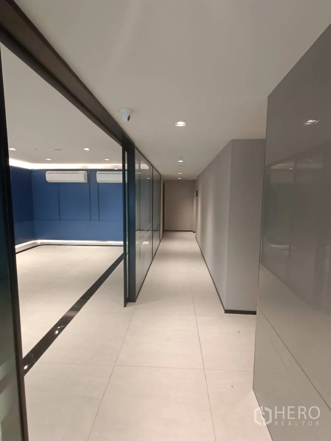带办公室的家 出租或出售在Phra Khanong, Bangkok - 玻璃隔断走廊通往会议室，地砖铺设与天花射灯。
