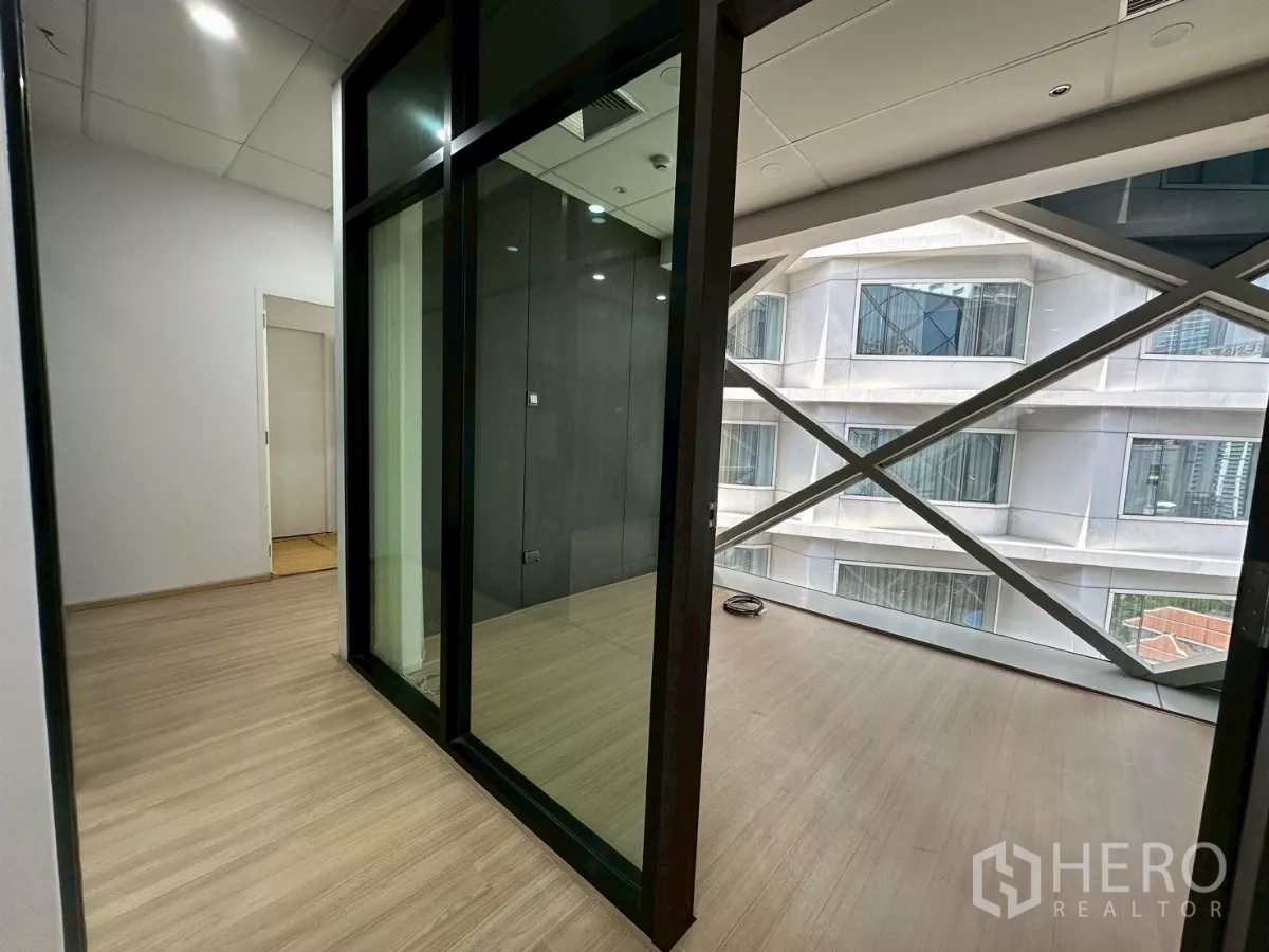办公空间 出租在Watthana, Bangkok - 小型玻璃房，靠近带十字钢梁的窗户，采光充足。