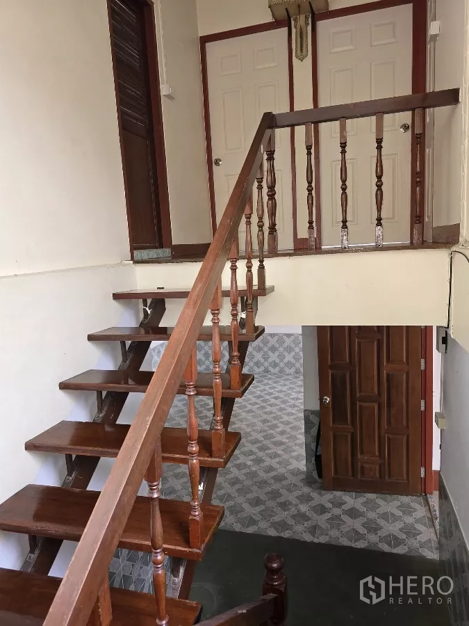 带办公室的家 出租在Wang Thonglang, Bangkok - 木楼梯及雕花扶手，通往二层平台与房门
