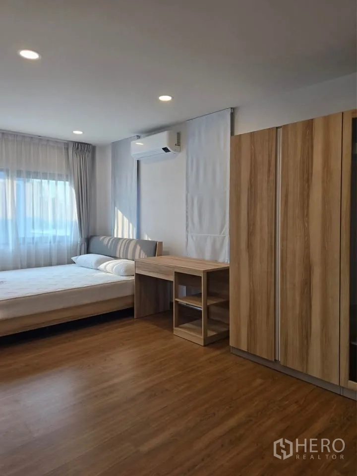 Detached House for rent or sale in Bang Phli, Samut Prakan - Spacious bedroom with desk, wardrobe, and air conditioning.