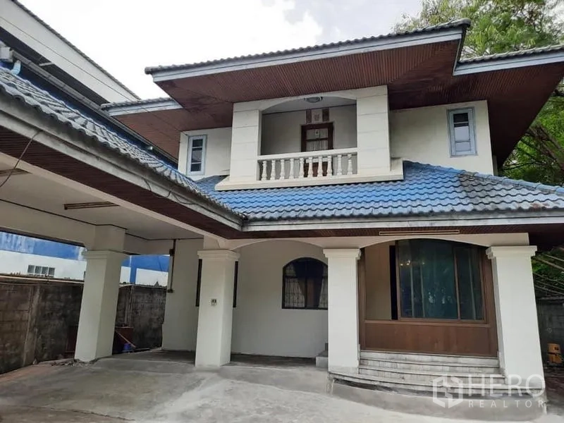 独立式住宅 出租在Bang Na, Bangkok - 两层独栋住宅，蓝色瓦顶，带阳台与有顶车位，位于邦纳。