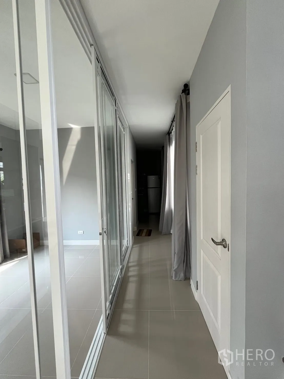 บ้าน for rent in Bang Phli, Samut Prakan - โถงทางเดินพื้นกระเบื้องเงาและฉากกั้นกระจกสูงจรดเพดาน