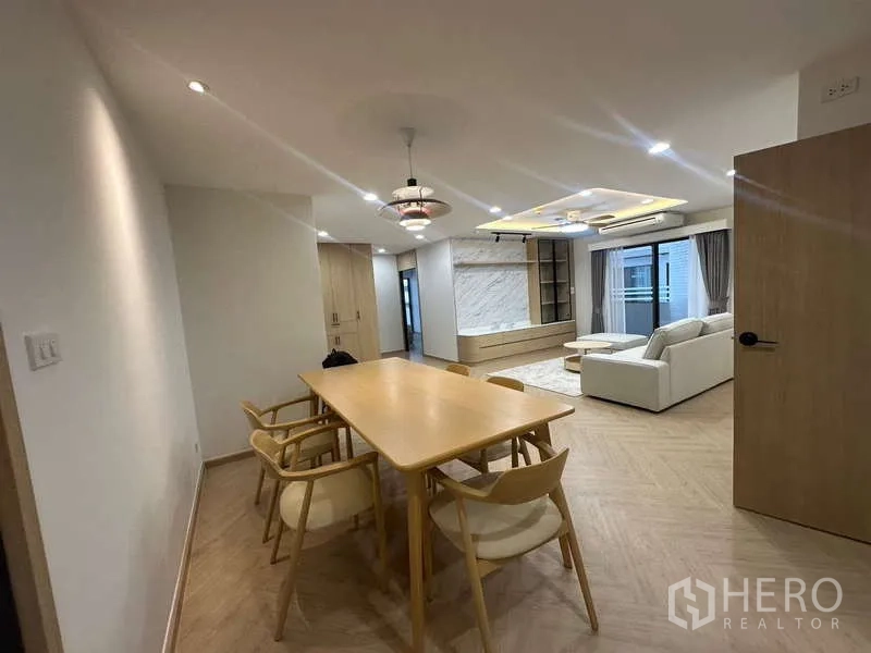公寓 出租在Watthana, Bangkok - 从餐区望向客厅，电视背景墙与天花灯带