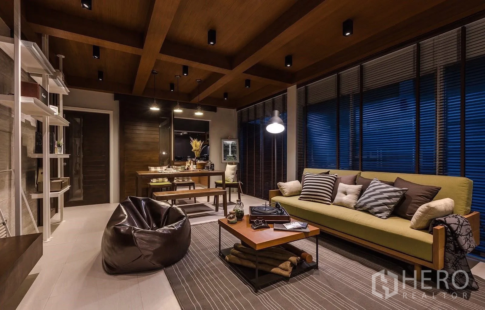 ทาวน์เฮาส์ for sale in Suan Luang, Bangkok - โถงพักผ่อนและทานอาหาร ฝ้าไม้คานโชว์ และหน้าต่างบานใหญ่