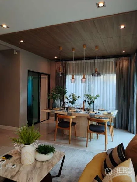บ้าน ให้เช่าในBang Phli, Samut Prakan - ส่วนรับประทานอาหาร โต๊ะไม้ โคมไฟห้อย ใกล้ประตูกระจกบานเลื่อน