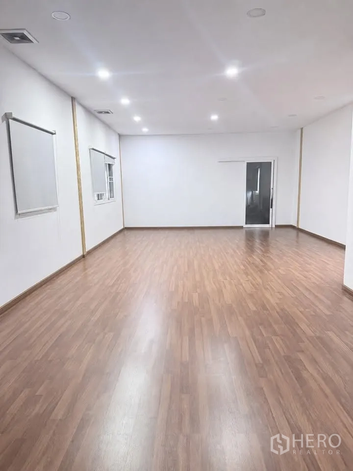 Warehouse for rent in Bang Khun Thian, Bangkok - Finished office room with recessed ceiling lights and wood-pattern flooring.