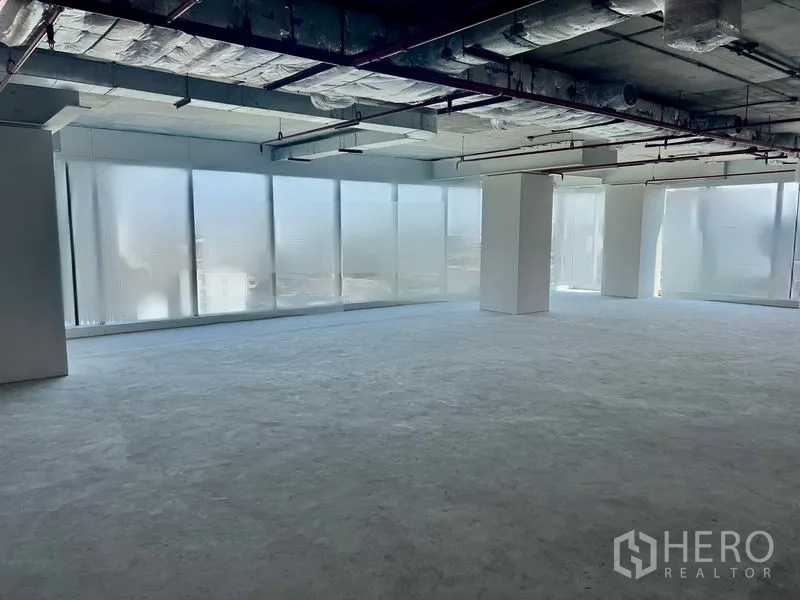 办公空间 出租在Sathon, Bangkok - 转角办公区，环幕式窗墙、外露HVAC与充足采光，临近BTS Chong Nonsi。