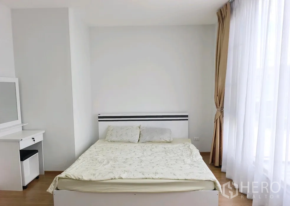 联排别墅 for rent in Bang Phli, Samut Prakan - 主卧设大面积窗、纱帘与床铺。