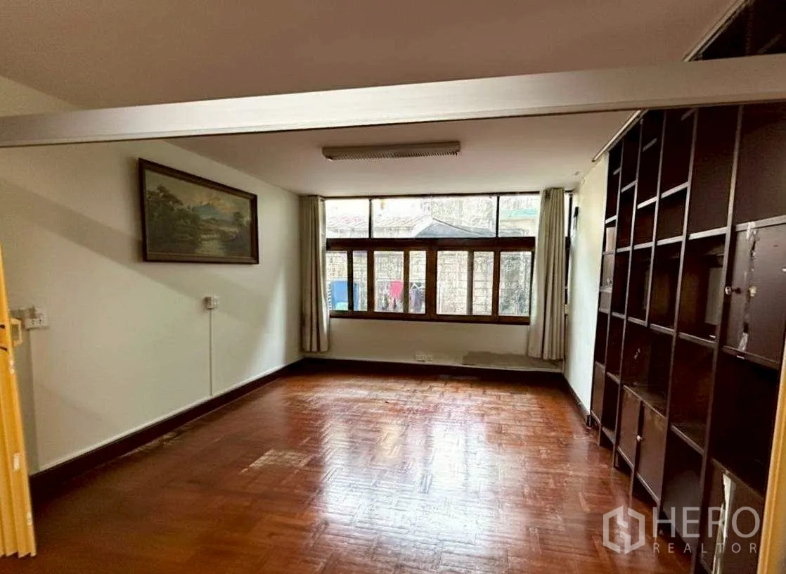 家庭办公室 for rent in Bang Rak, Bangkok - 房间设整面墙书架、大窗与拼花地板