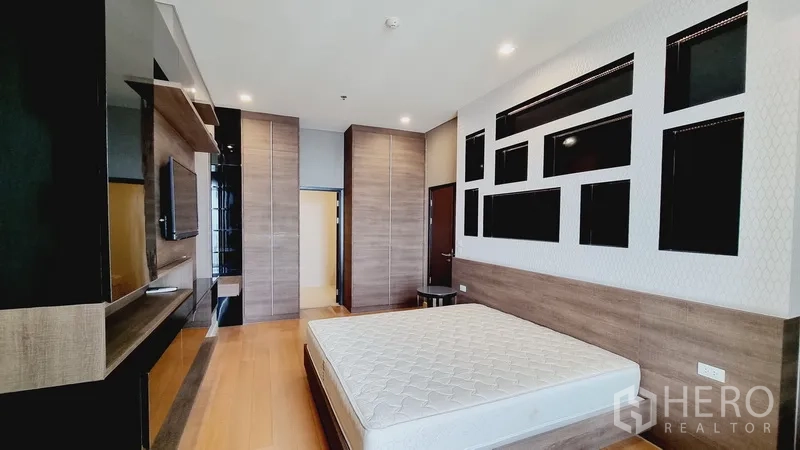 คอนโด ขายในWatthana, Bangkok - ห้องน้ำสว่าง มีตู้กระจกอาบน้ำ อ่างล้างหน้า และสุขภัณฑ์ทันสมัย