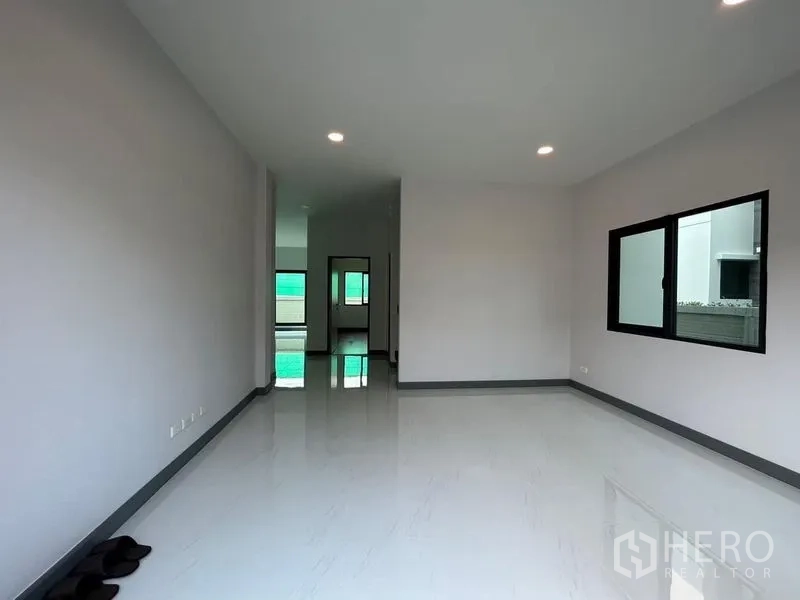 Detached House for rent - Spacious open-plan living room with large windows and glossy tiled floors.
