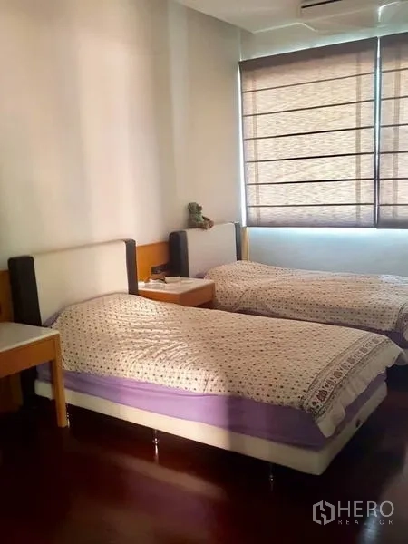 Home Office for rent or sale in Bang Rak, Bangkok - Bright twin bedroom with two single beds, blinds and wooden flooring.