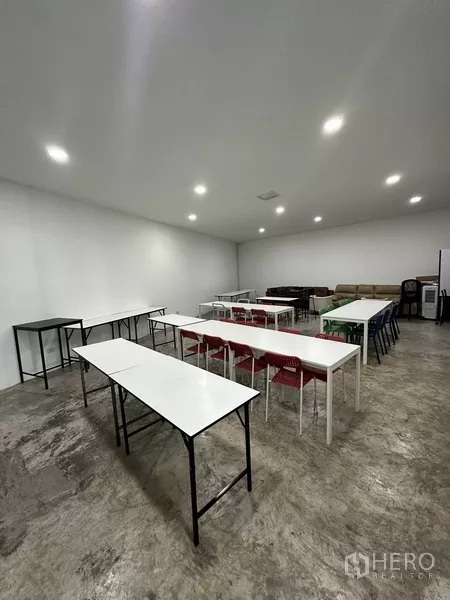 สำนักงานที่บ้าน ให้เช่า - ห้องรับประทานอาหาร/ฝึกอบรม จัดโต๊ะแถวหลายชุด ไฟสว่าง