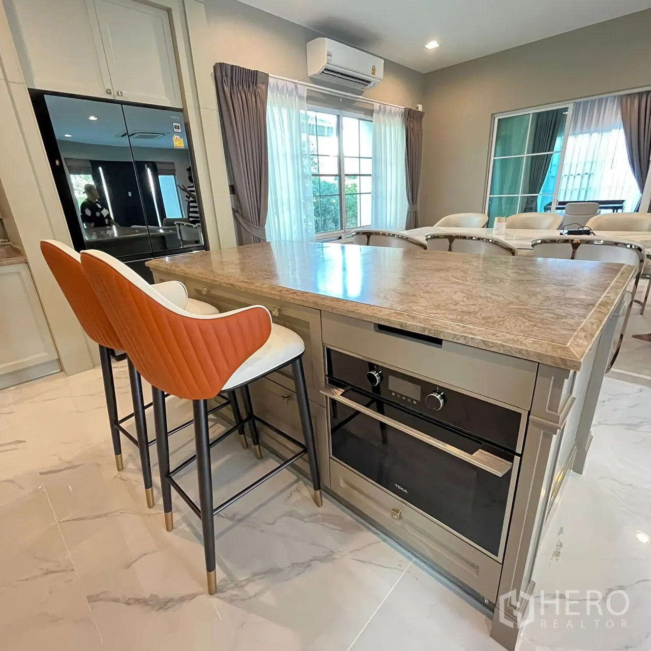 Detached House for rent or sale in Bang Khen, Bangkok - Kitchen island with integrated oven and breakfast seating.
