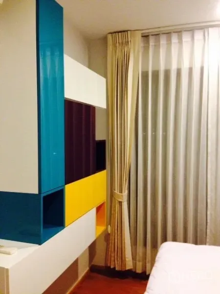 คอนโด ให้เช่าในPhaya Thai, Bangkok - ผนังห้องนอนติดชั้นบิลต์อินหลากสี พร้อมผ้าม่านทึบแสงขนาดใหญ่