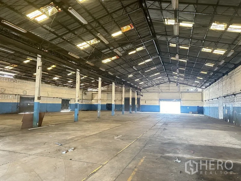工厂 出售在Khlong Luang, Pathum Thani - 宽阔仓库大厅，多个支柱和远处装卸门。