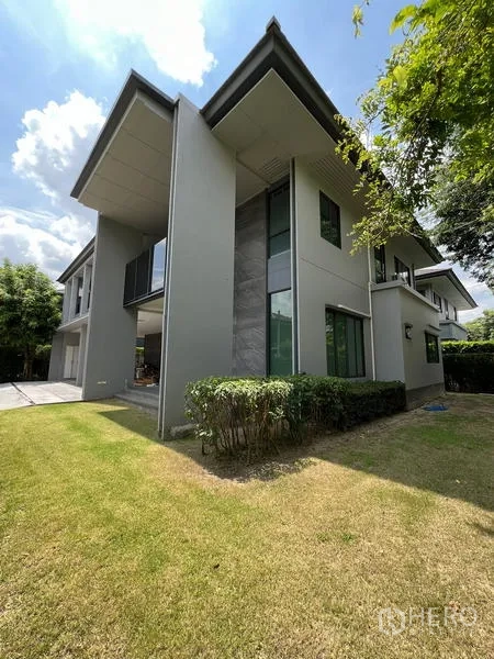 Detached House for rent in Bang Kapi, Bangkok - Corner plot lawn wrapping around the contemporary house.
