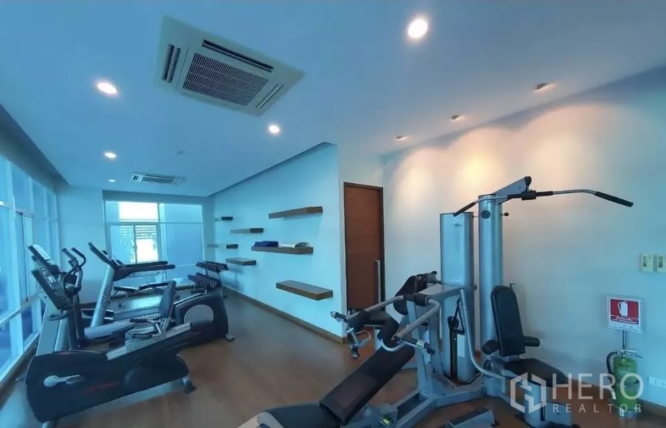 公寓 出租在Pathum Wan, Bangkok - 公寓健身房，心肺与力量器械，采光良好。