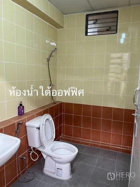คลังสินค้า ให้เช่าในLam Luk Ka, Pathum Thani - ห้องน้ำภายในออฟฟิศ มีโถสุขภัณฑ์ อ่างล้างหน้า และฝักบัว