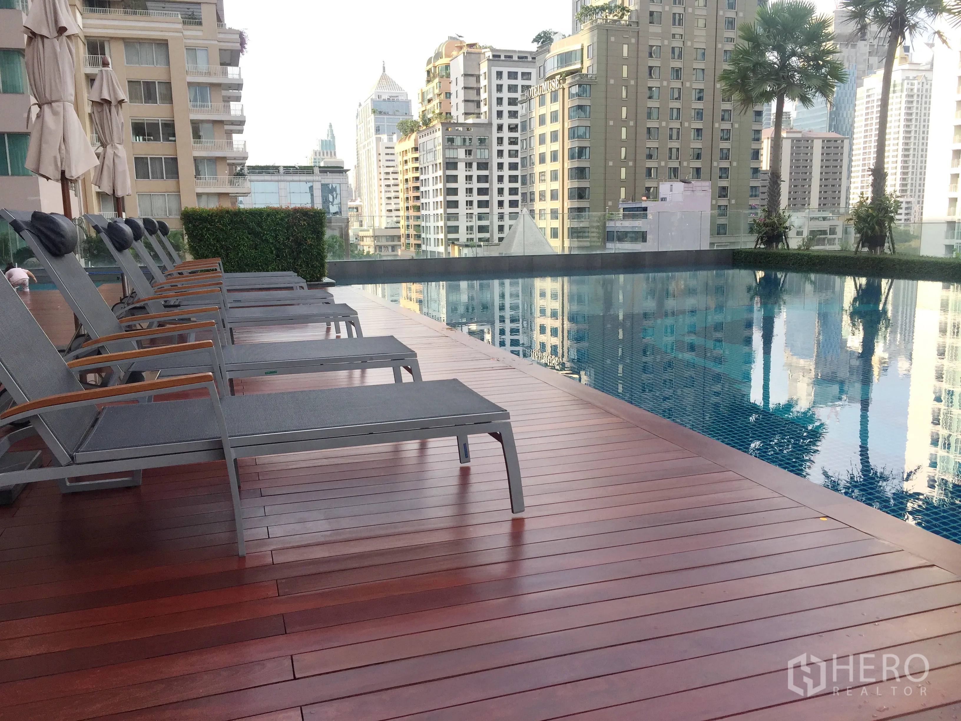 คอนโด ให้เช่าในPathum Wan, Bangkok - สระว่ายน้ำวิวเมืองพร้อมเตียงอาบแดดบนดาดฟ้า