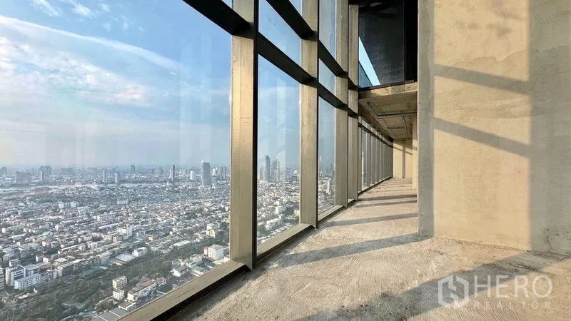 公寓 出售在Bangkok - 高层走廊未精装，落地窗可眺望曼谷城市景观。