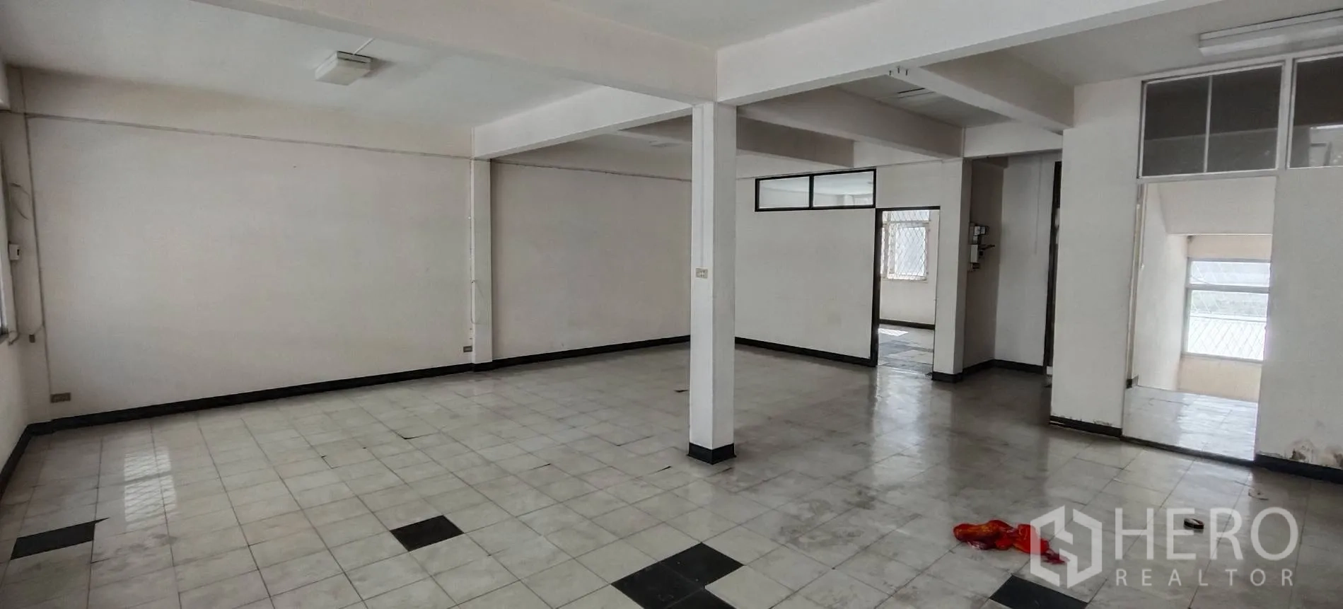店屋 for rent in Watthana, Bangkok - 开放楼层，瓷砖地面，通往楼梯的门