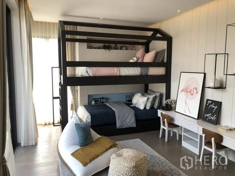 บ้าน ขายในBang Kapi, Bangkok - ห้องนอนเด็กโปร่งสบาย โครงเตียงสองชั้น เตียงคู่ และโต๊ะทำการบ้านยาวริมหน้าต่าง.