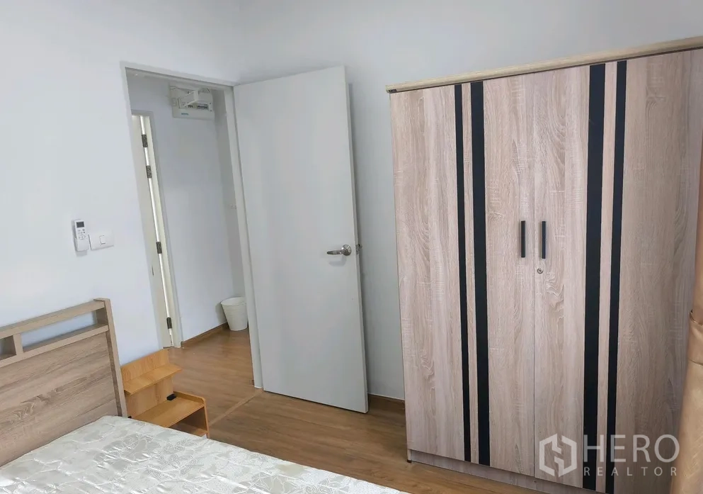 联排别墅 for rent in Bang Phli, Samut Prakan - 卧室内木纹衣柜与相配家具。
