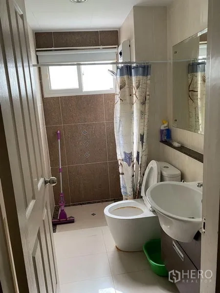 联排别墅 出租在Wang Thonglang, Bangkok - 紧凑浴室，马桶、洗手盆、镜子与带帘淋浴区