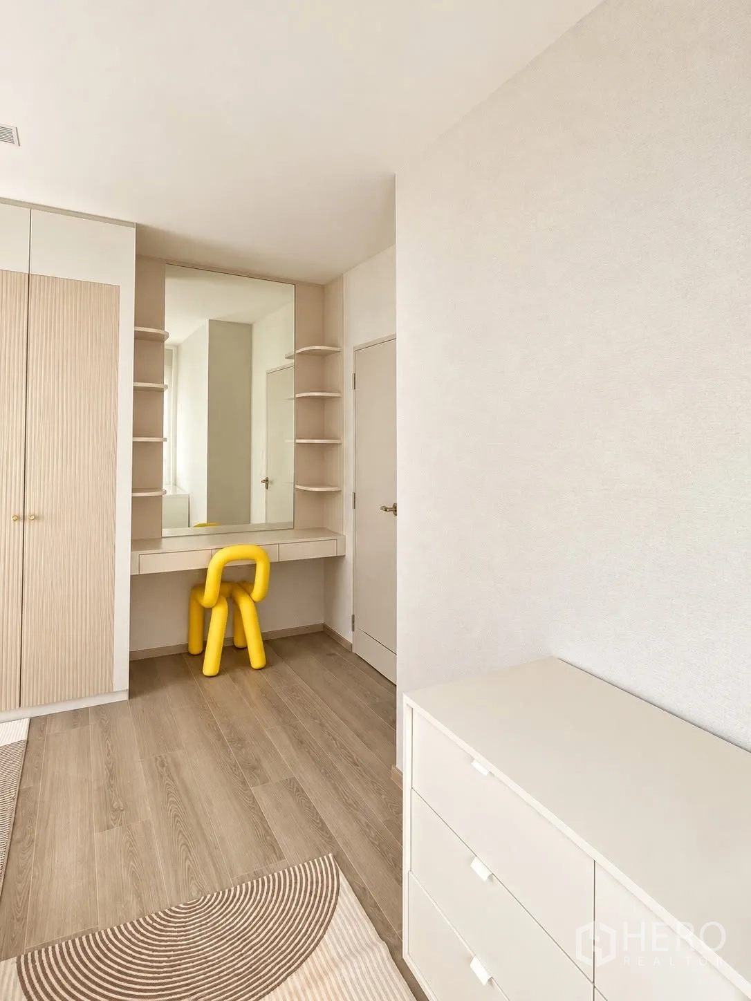 独栋房屋 for rent in Bang Phli, Samut Prakan - 卧室含嵌入式衣柜、梳妆台与黄色椅子。