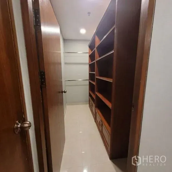 公寓 出租在Watthana, Bangkok - 带内置木质搁架的狭长储物走廊。