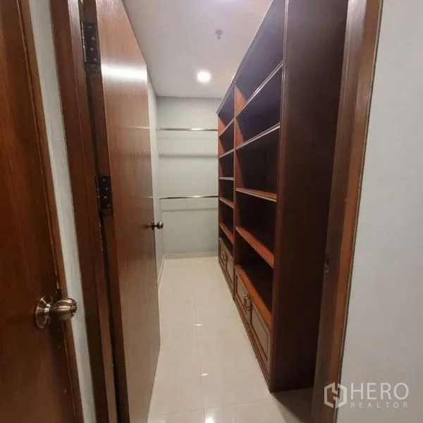 公寓 出租在Watthana, Bangkok - 带内置木质搁架的狭长储物走廊。