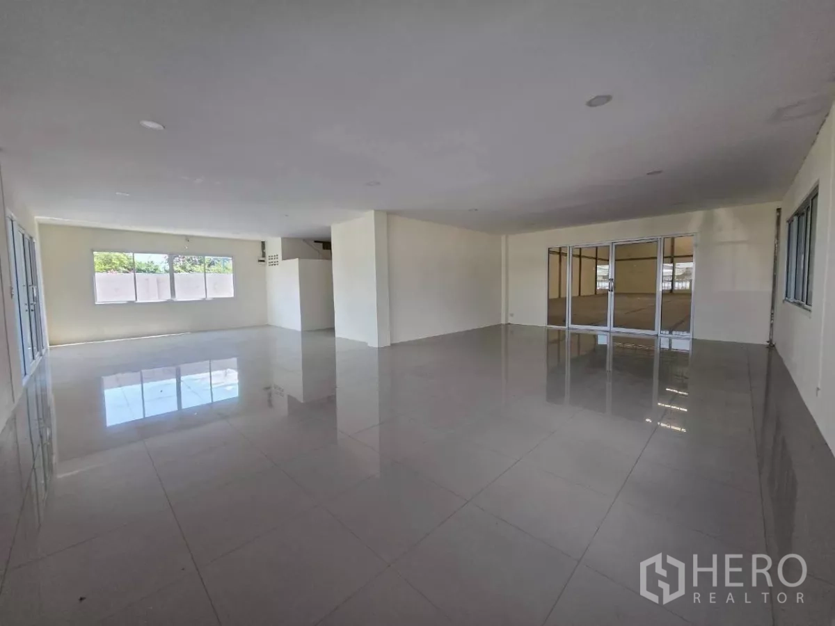 Factory for rent or sale in Mueang Samut Sakhon, Samut Sakhon - Office space with sliding glass partition overlooking the production area and ample natural light.