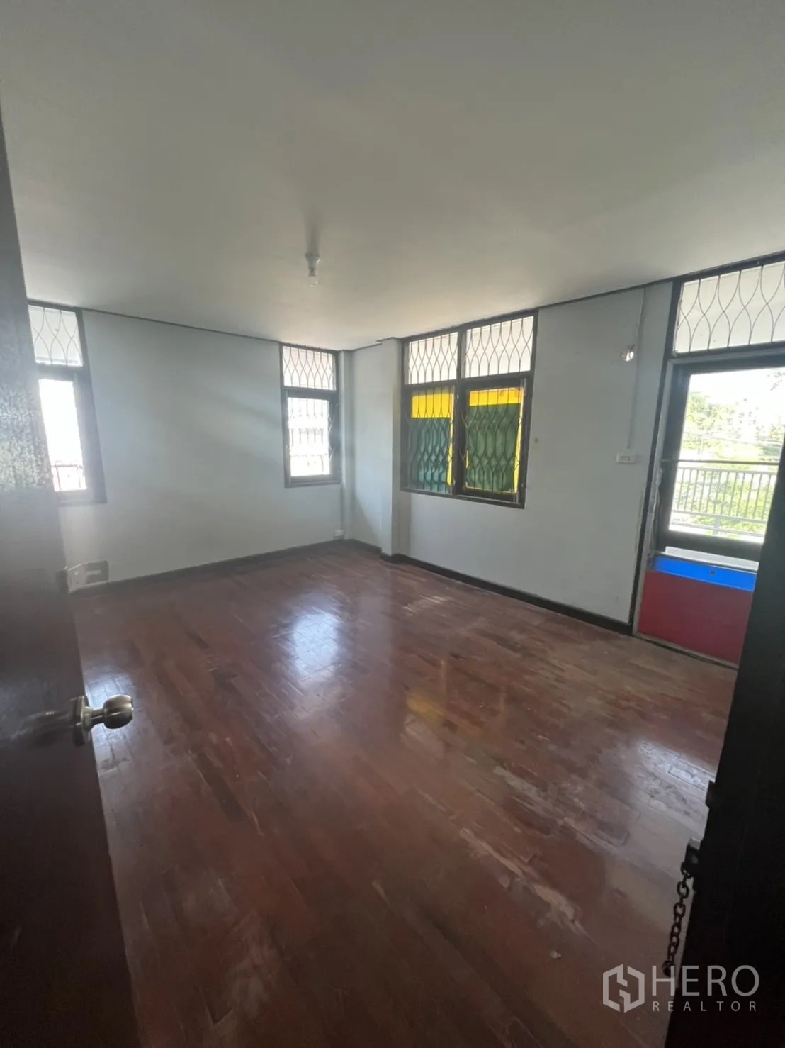 带办公室的家 出租在Watthana, Bangkok - 角落卧室，木地板并带通往阳台或露台的门。