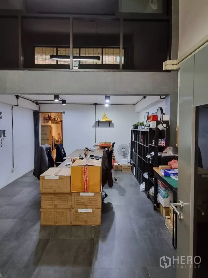 带办公室的家 出租在Pom Prap Sattru Phai, Bangkok - 开放式办公区，带夹层储物、长工作台和收纳柜。