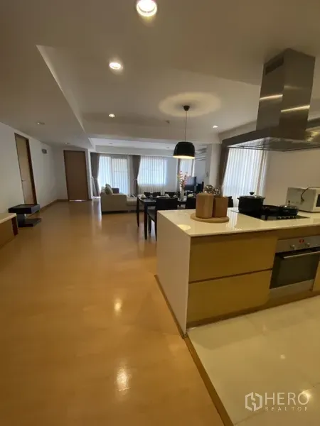 房间 出租在Watthana, Bangkok - 带岛台的开放式厨房，灶台与油烟机连接餐客厅。