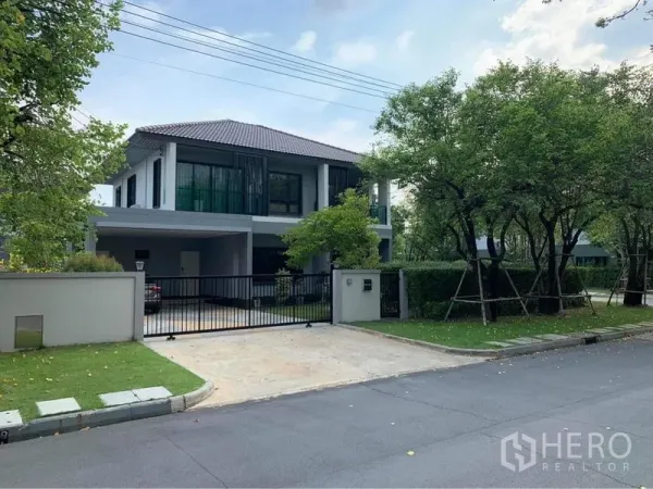บ้าน ให้เช่าหรือขายในBang Phli, Samut Prakan - ประตูรั้วและทางรถเข้าบ้านเดี่ยวบนถนนเงียบสงบร่มรื่น