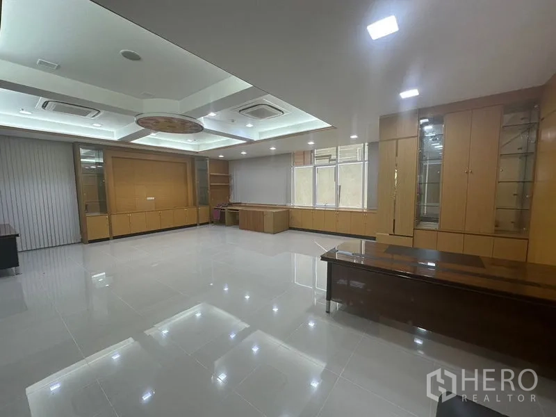 สำนักงาน ให้เช่าในSuan Luang, Bangkok - ห้องผู้บริหารพร้อมตู้โชว์บิลท์อินและไฟเพดานตกแต่ง