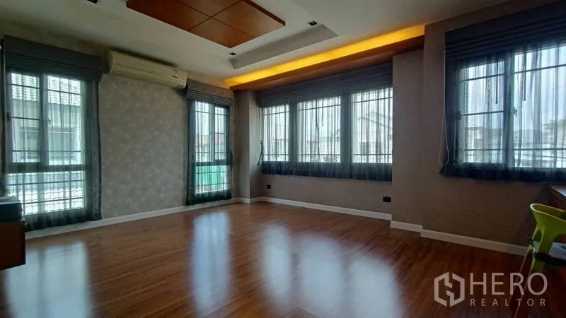 บ้าน ขายในPrawet, Bangkok - ห้องนอนมุมกว้าง มีหน้าต่างหลายบาน พื้นไม้ และไฟฝ้าซ่อนแสง