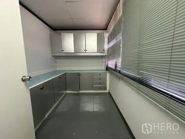 办公空间 出租在Yan Nawa, Bangkok - 茶水/储物间，设上、下柜与长台面，窗边百叶帘。
