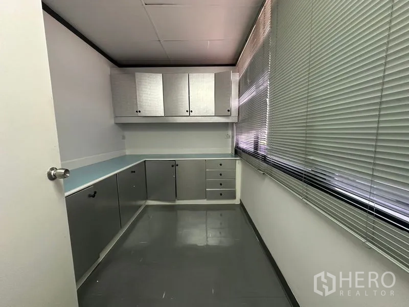 办公空间 出租在Yan Nawa, Bangkok - 茶水/储物间，设上、下柜与长台面，窗边百叶帘。