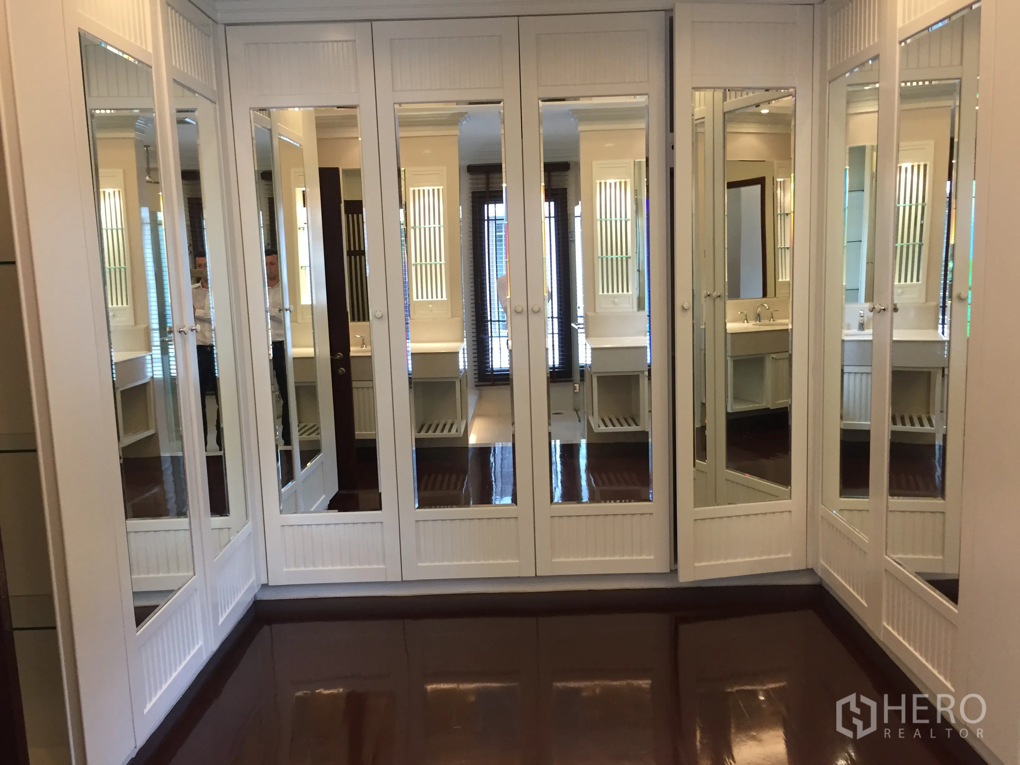 Detached House for rent in Yan Nawa, Bangkok - Walk-in closet with white built-in wardrobes and mirrored doors.