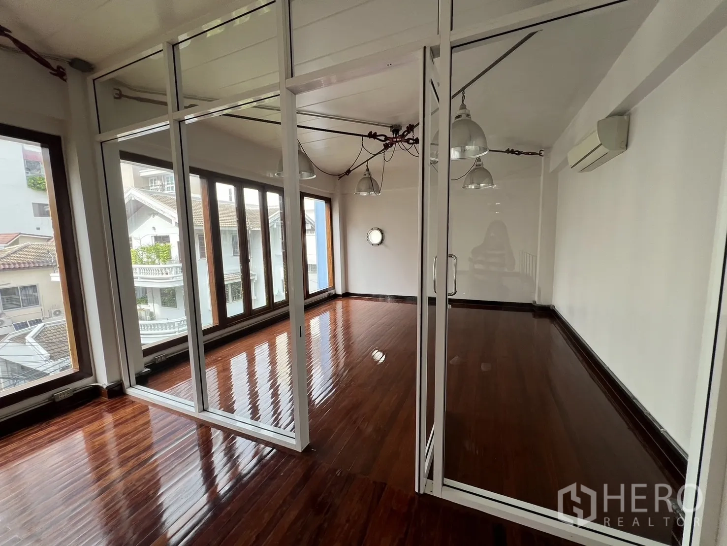 带办公室的家 出租在Watthana, Bangkok - 玻璃隔断的会议室，落地窗与木地板，光线充足。