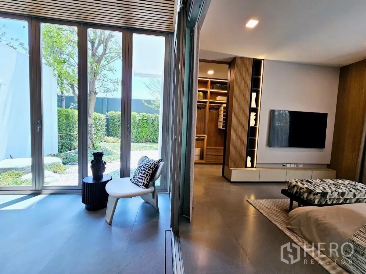 Detached House for rent in Saphan Sung, Bangkok - Ground-floor bedroom with garden access and illuminated walk-in closet.