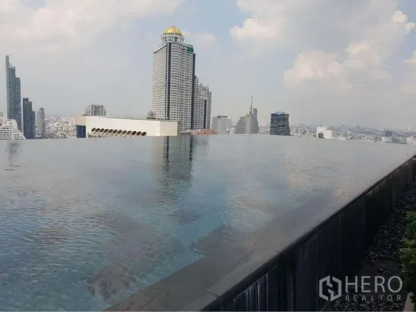 คอนโด ให้เช่าในSathon, Bangkok - สระว่ายน้ำอินฟินิตี้บนดาดฟ้า มองเห็นวิวเมืองและตึกระฟ้า