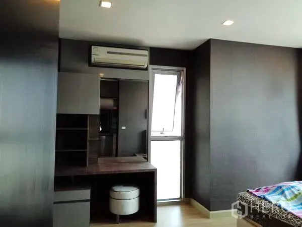 คอนโด ให้เช่าในWatthana, Bangkok - ห้องนอนหลักพร้อมโต๊ะเครื่องแป้ง เครื่องปรับอากาศ และหน้าต่างมุมห้อง