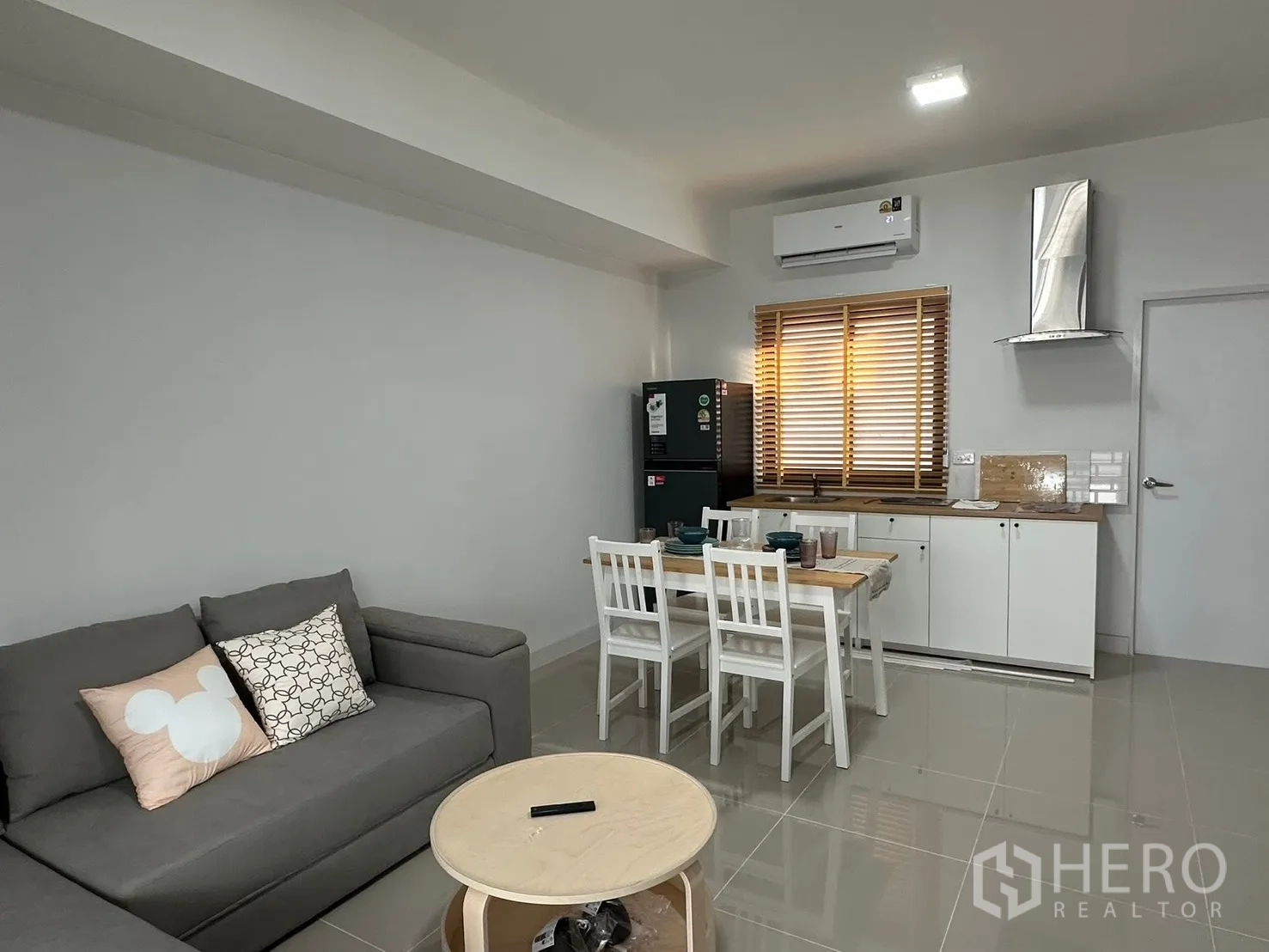 ทาวน์เฮาส์ for rent in Bang Phli, Samut Prakan - โถงนั่งเล่น-ทานอาหารเชื่อมครัว โซฟาแอล โต๊ะอาหาร ตู้เย็น และแอร์