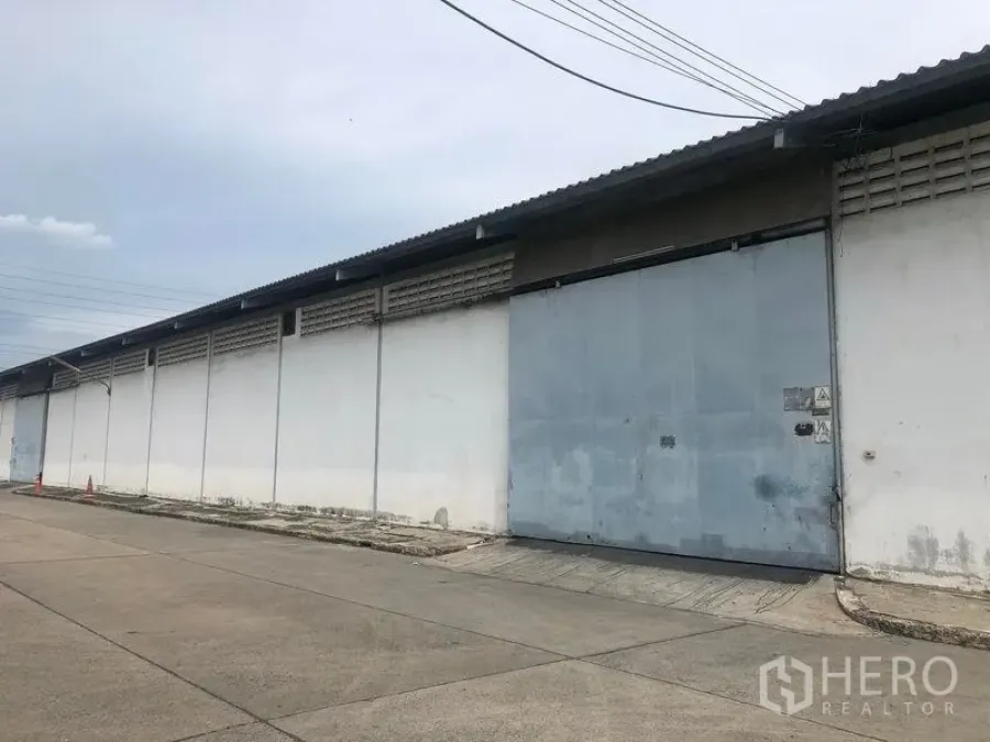 Warehouse for rent in Bang Pa-in, Phra Nakhon Si Ayutthaya - Expansive empty warehouse floor suitable for racking, staging, and logistics.
